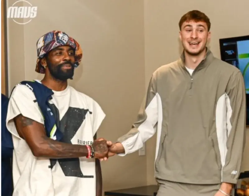 ▲NBA新科狀元Cooper Flagg現身WNBA賽事，與Kyrie Irving場邊致意擁抱，更讓全場沸騰。（圖／取自TheHoopCentral）