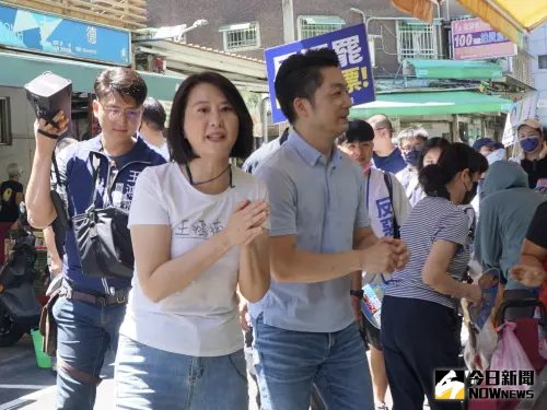 ▲藍營反制大罷免，台北市長蔣萬安回防本命區，陪同立委王鴻薇連掃2市場。（圖／記者呂炯昌攝，2025.06.28）