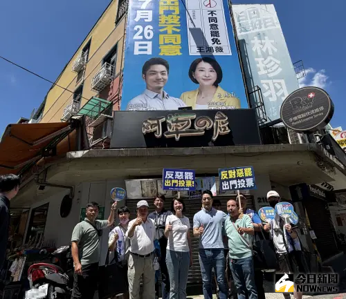 ▲藍營反制大罷免，台北市長蔣萬安回防本命區，陪同立委王鴻薇連掃2市場。（圖／記者呂炯昌攝，2025.06.28）