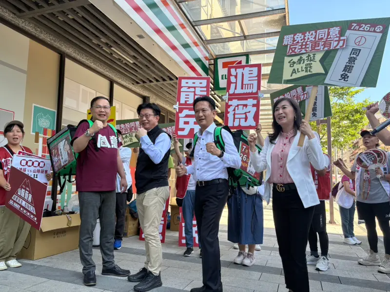 ▲台南幫綠委王義川、郭國文、林俊憲、林宜瑾今（28）日合體，陪同罷免王鴻薇團體「山除薇害」前往濱江市場掃街。（圖／郭國文辦公室提供）
