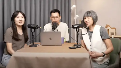 ▲范琪斐（右）接連接獲朋友來電，提醒她事情內幕未明，態度也隨之轉變。（圖／翻攝自范琪斐的美國時間 YouTube）