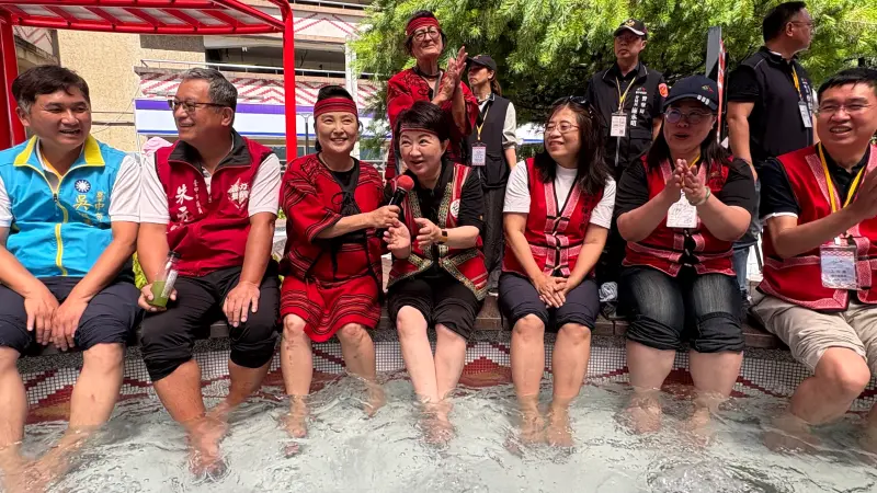▲盧秀燕看到溫泉泡腳池捨不得走，原來是前陣子和獲得市長獎的8千個孩子合照，拍到腳都腫了。（圖／記者顏幸如攝，2025.06.28）