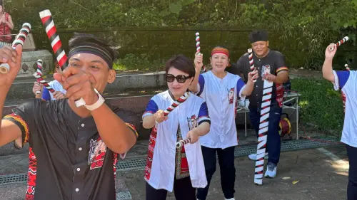 ▲盧秀燕跟著大家一起跳原住民舞蹈。（圖／記者顏幸如攝，2025.06.28）