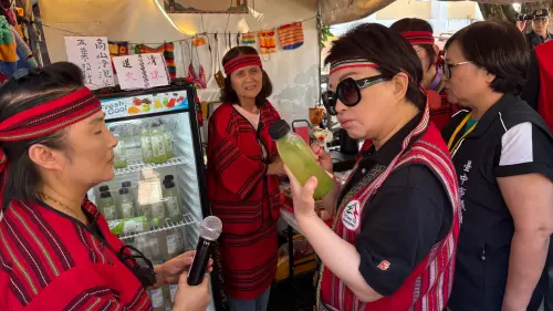 ▲盧秀燕獨鍾五葉松汁，大讚「清清淡淡的味道真好」。（圖／記者顏幸如攝，2025.06.28）