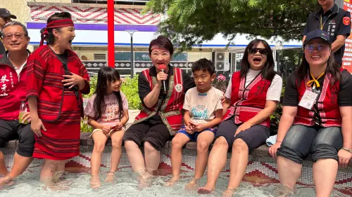 ▲盧秀燕在溫泉池泡腳時，和遊客的孩子聊了起來。（圖／記者顏幸如攝，2025.06.28）