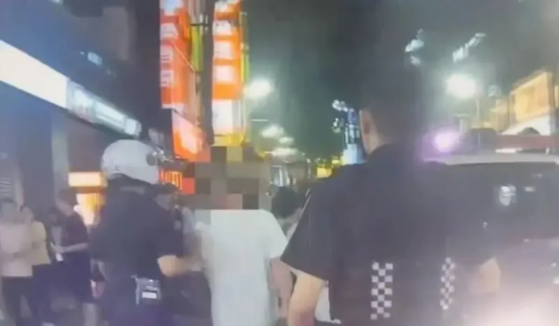 ▲西門町一名醉酒阿北走路和路人發生碰撞，進而起口角衝突，阿北當街亮出剪刀理論，被警方帶回送辦。（圖／翻攝畫面）