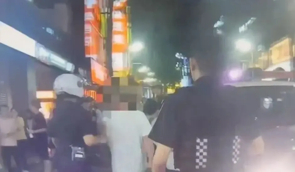 ▲西門町一名醉酒阿北走路和路人發生碰撞，進而起口角衝突，阿北當街亮出剪刀理論，被警方帶回送辦。（圖／翻攝畫面）