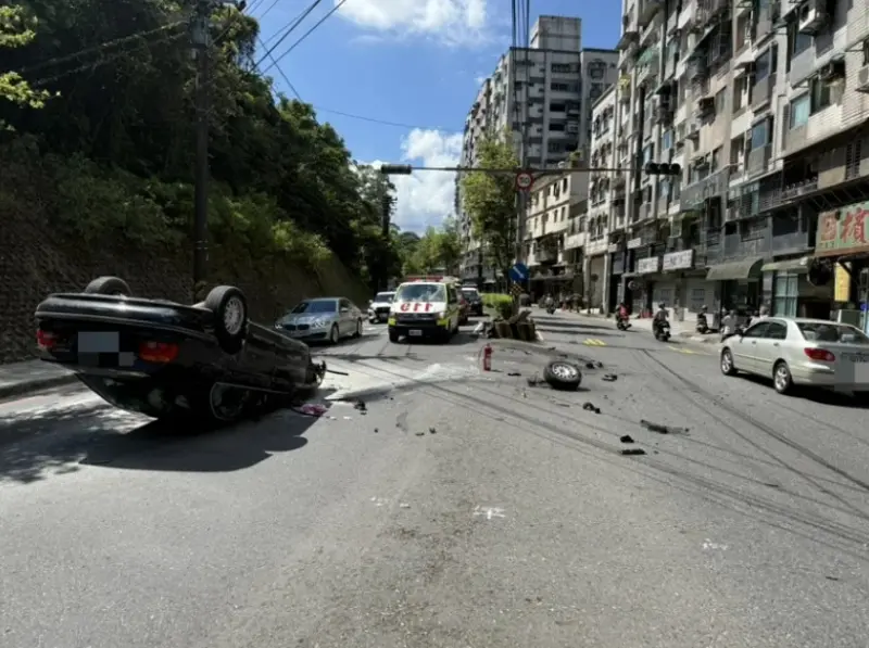 ▲年約60歲男子今天上午駕車途經基金二路時，失控自撞中央分隔島後翻覆，四輪朝天。（圖／翻攝畫面）