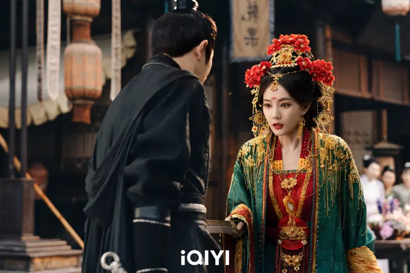 ▲《書卷一夢》李一桐（右）和劉宇寧、王佑碩上演三角戀修羅場，轉圈持刀互捅，成為魔性名場面。（圖／iQIYI愛奇藝國際版）