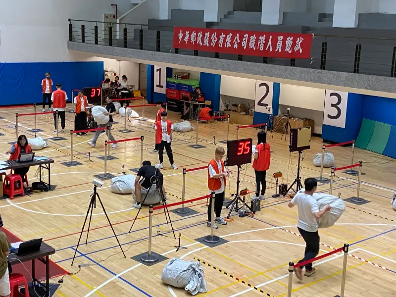 ▲中華郵政釋出1113名職缺，231名碩博士搬30kg郵袋體能測驗。（圖／中華郵政提供）