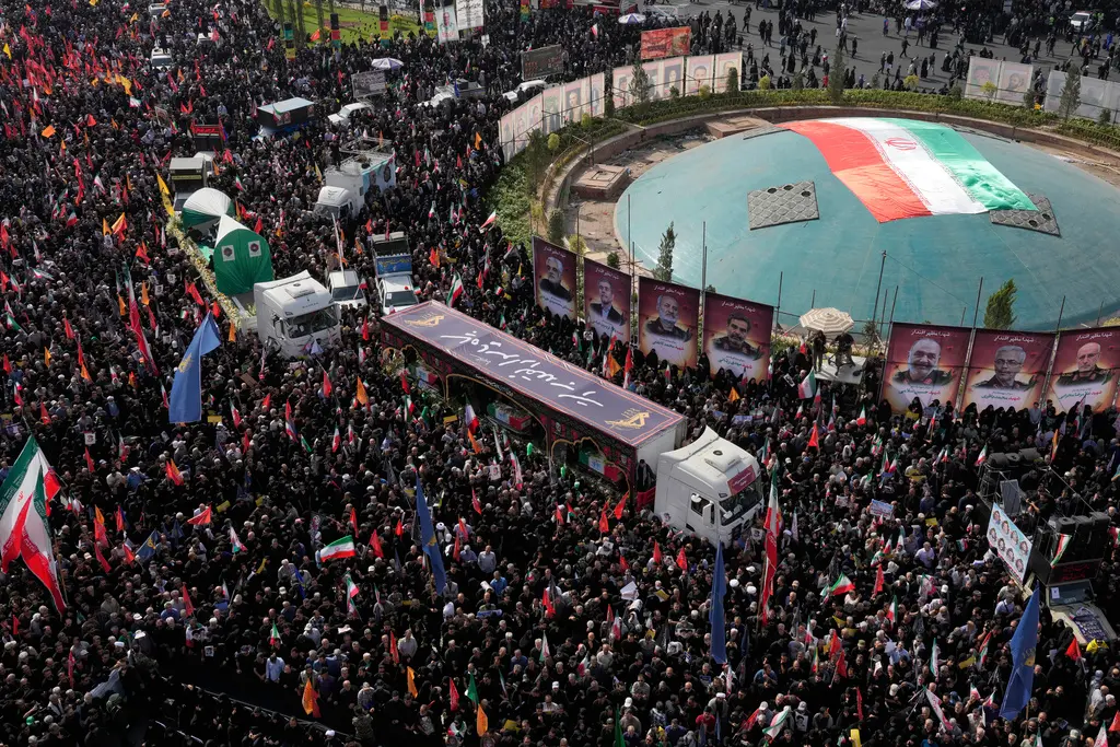 ▲伊朗當局今（28）日舉行國葬，送在12天戰爭中被以色列殺害的高階將領和科學家最後一程，數千民眾聚集在德黑蘭街頭，揮舞旗幟和橫幅致哀。（圖／美聯社／達志影像）