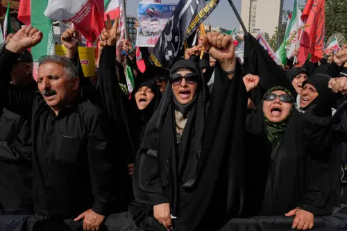 ▲數千民眾聚集在德黑蘭街頭,揮舞旗幟和橫幅致哀,同時高呼反對以色列和美國的口號。(圖/美聯社/達志影像) ▲數千民眾聚集在德黑蘭街頭,揮舞旗幟和橫幅致哀,同時高呼反對以色列和美國的口號。(圖/美聯社/達志影像)