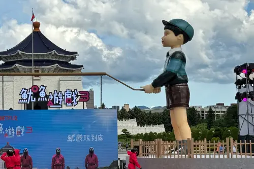 ▲英熙對面則有同樣高的哲秀，兩人將為民眾帶來跳繩遊戲。（圖／記者葉盛耀攝）