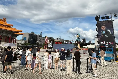 ▲記者今日直擊中正紀念堂現場，有不少民眾不畏高溫，搶看英熙與哲秀。（圖／記者葉盛耀攝）