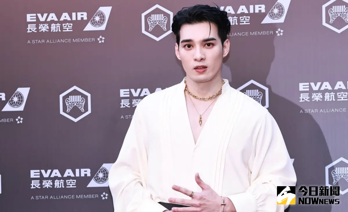 ▲「第36屆金曲獎」頒獎典禮今（28）日在台北小巨蛋舉行，紅毯上黃偉晉（如圖）介紹someshiit山姆出場，眼前提詞機卻出差錯，黃偉晉秒回「確定嗎？」幽默化解當下危機。（圖／NOWNEWS攝影中心）