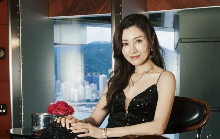 ▲李嘉欣（如圖）2008年嫁給富商許晉亨，據傳夫妻倆繼承家族高達400億港幣的遺產，但導演王晶爆料，其實他們只能月領200萬港幣而已。（圖／微博@李嘉欣）
