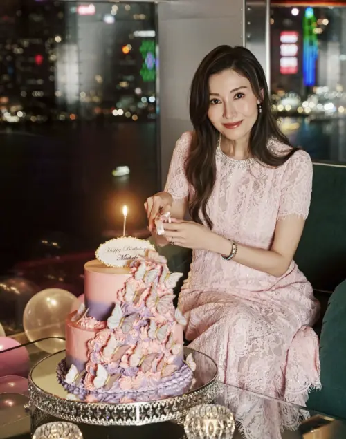 ▲李嘉欣粉紅洋裝現身，氣質甜美如昔不見老態。（圖／李嘉欣 微博）