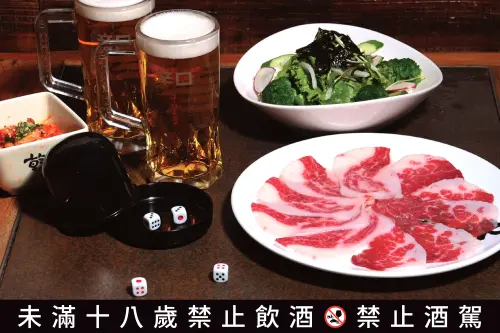 乾杯燒肉居酒屋從7月1日起至8月31日止,全台分店推出「夏日骰酒祭」,秀出學生證可以49元吃日本和牛。(圖/乾杯提供) ▲乾杯燒肉居酒屋從7月1日起至8月31日止,全台分店推出「夏日骰酒祭」,秀出學生證可以49元吃日本和牛。(圖/乾杯提供)