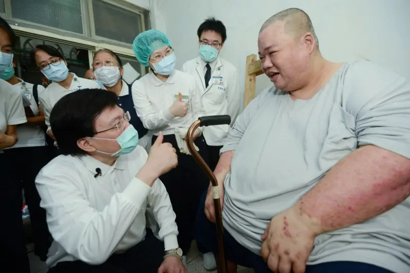 ▲台北慈濟醫護團隊2020年到吳先生家訪視，其體重在成年後一度飆破280公斤，曾長達6年不出門。（圖／台北慈院提供）