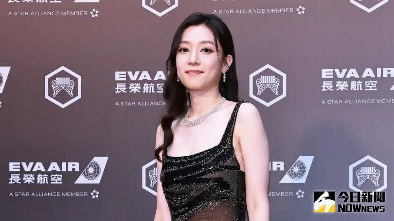 金曲獎／張貝芝黑紗半透明禮服　粉暴動：等半小時眼睛終於亮了