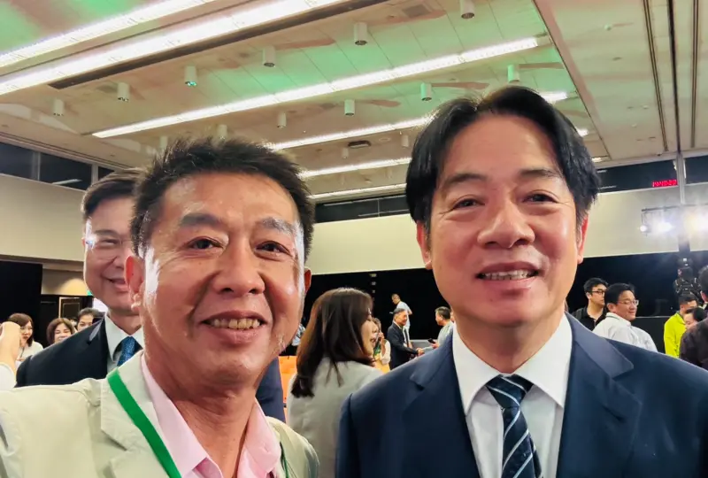 ▲許智傑在臉書PO出與賴清德合照。(圖/許智傑臉書)