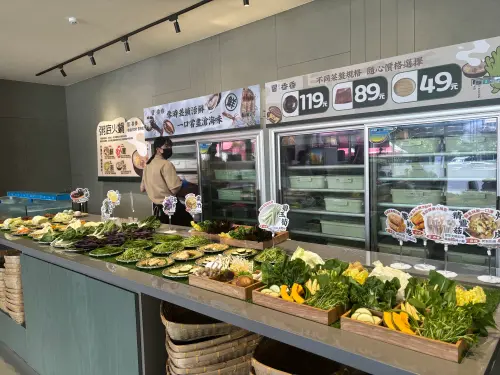 ▲冒香香旗艦店火鍋食材和蔬菜，採取想吃什麼，就拿什麼計費，沒有統一規格的菜盤。（圖／記者金武鳳攝，2025.6.28)