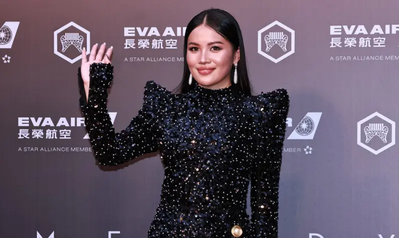 金曲獎／兌現「紅毯美臀」承諾！最大黑馬阿布絲靚裝亮相超吸睛　