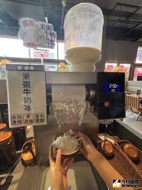 ▲冒香香提供的冰品是米粥牛奶冰，自已動手做，加上巧克力米粒或棉花糖，視覺與味覺雙重享受。（圖／記者金武鳳攝，2025.6.28)