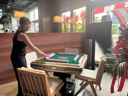 ▲冒香香旗艦店賣場放置一台電動麻將桌，也是全台唯一吧，進場客人無不意外驚呼。（圖／記者金武鳳攝，2025.6.28)