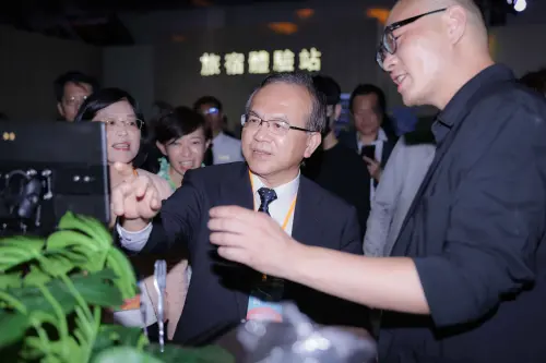 ▲通部陳彥伯政務次長體驗智慧調酒機。（圖／觀光署提供）