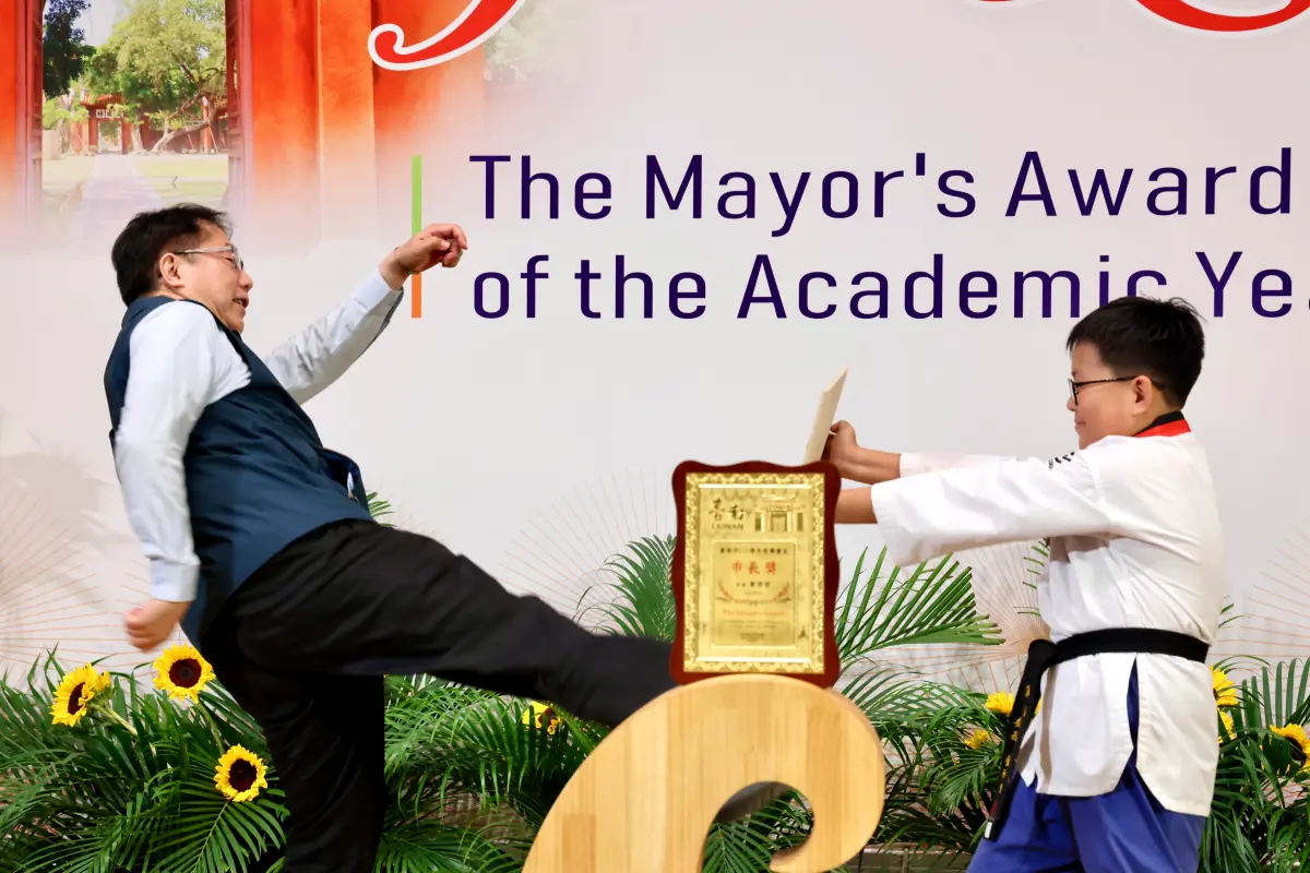 ▲黃偉哲也在社交平台分享有同學拿出跆拳道木板向他下戰帖，雖然沒有成功踢破，但事後他將木板帶回練習，並上傳挑戰成功影片，引起網友熱烈回應。（圖／南市府提供）