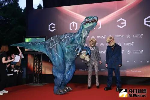 金曲獎/恐龍的皮(如圖)化身恐龍嚇壞陳明珠 大尾巴狂揮遮紅毯鏡頭。(圖/NOWNEWS攝影中心) ▲金曲獎/恐龍的皮(如圖)化身恐龍嚇壞陳明珠 大尾巴狂揮遮紅毯鏡頭。(圖/NOWNEWS攝影中心)