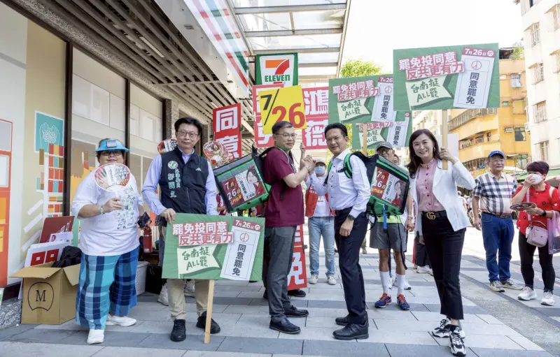 ▲林俊憲、郭國文與林宜瑾特別北上與罷團「山除薇害」一同掃市場宣傳大罷免。（圖／翻攝自林俊憲臉書）