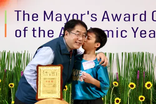 ▲無論同學們要求「愛的抱抱」或「親親」，以及讓市長背、學兔子跳的需求，黃偉哲都盡力滿足，可謂誠意十足，有求必應。（圖／南市府提供）