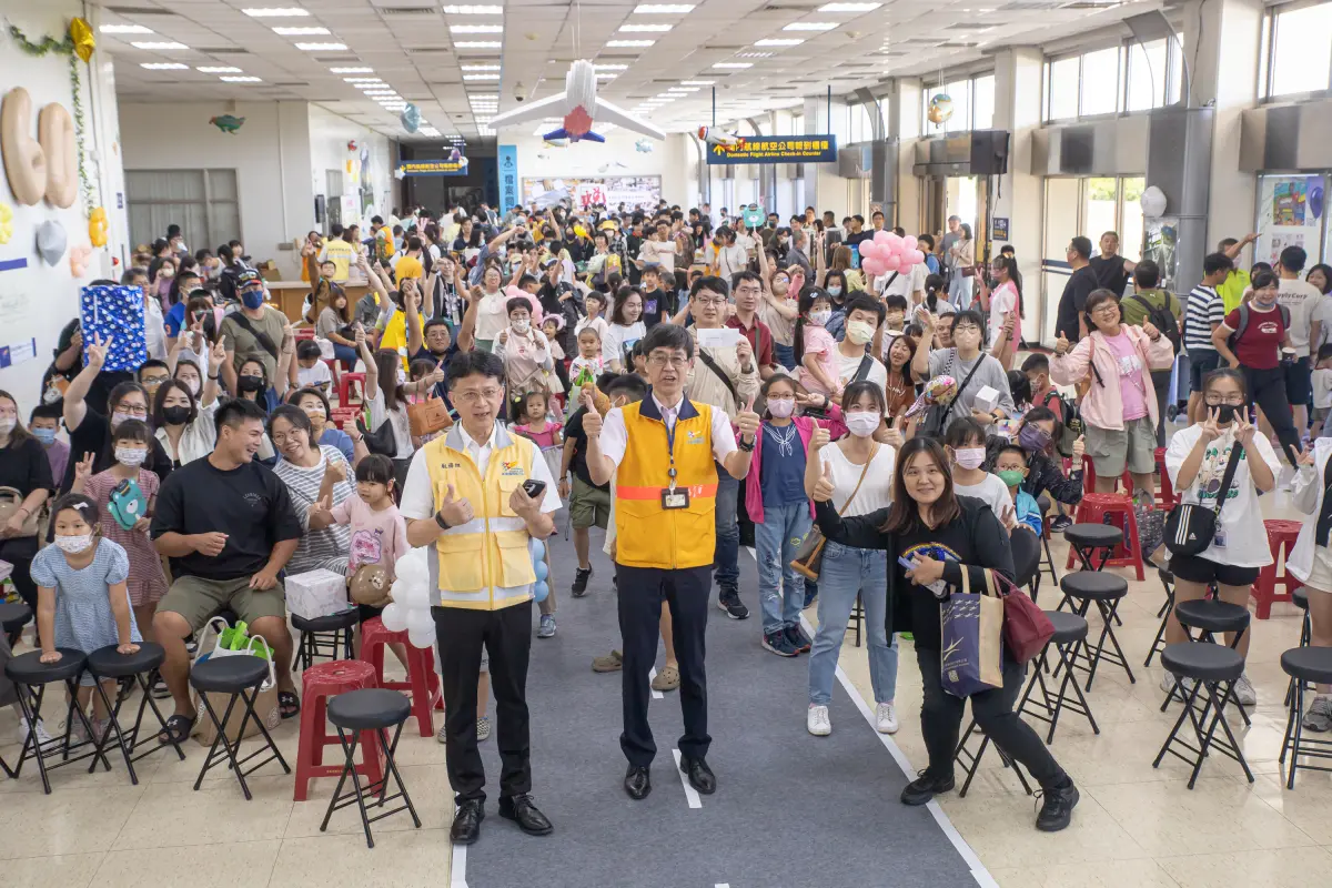 ▲高雄國際機場啟用60週年舉辦「飛安 Runway秀—公益闖關園遊會」，廣邀機場駐站單位、航空公司與社區民眾共同參與。（圖／高雄國際航空站提供）