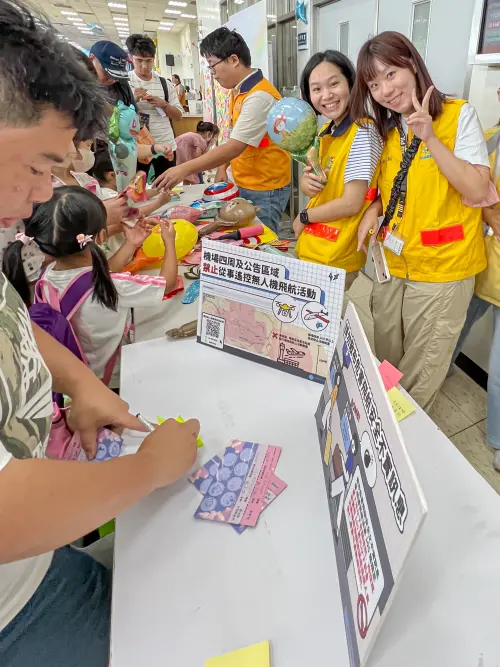 ▲高雄國際機場啟用60週年舉辦「飛安 Runway秀—公益闖關園遊會」，以「守護飛安一起同行」為主軸，飛安宣導與公益互動為主。（圖／高雄國際航空站提供）