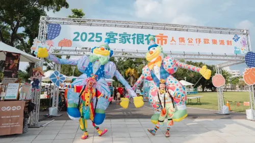 ▲「氣球遊行」號召大人小孩一起遊行，隊伍超吸睛。（圖／高市府客委會提供）