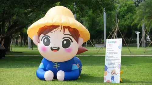 ▲人偶公仔「妮妮」-穿著藍衫、5歲模樣的可愛小女孩，是今年「客家很有市」最搶眼的巨星。（圖／高市府客委會提供）