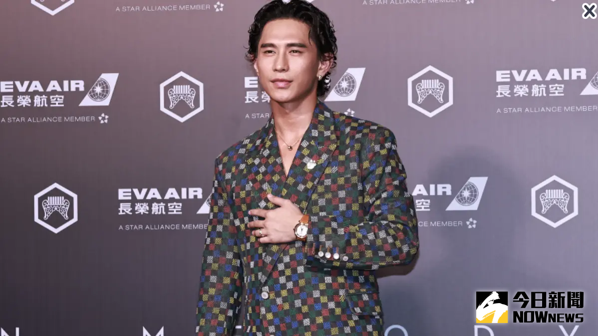 ▲柏霖PoLin（如圖）今（28）日稍早登上「第36屆金曲獎」星光大道，一身深V西裝與濕髮帥氣亮相，並笑稱一起走紅毯的媽媽是幸運物，「就是一定要拿獎回去！」（圖／NOWNEWS攝影中心）