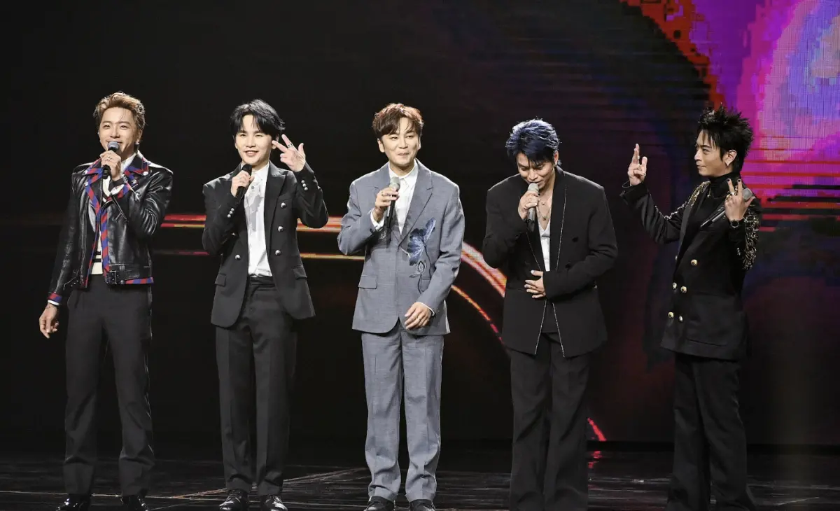 ▲金曲獎今（28）日晚間登場，經典天團Energy睽違21年後再戰金曲獎，團長牛奶也現場喊話：「得獎就16蹲！」坤達也在結束海外工作後，緊急改機票趕到典禮現場。（圖／台視提供）