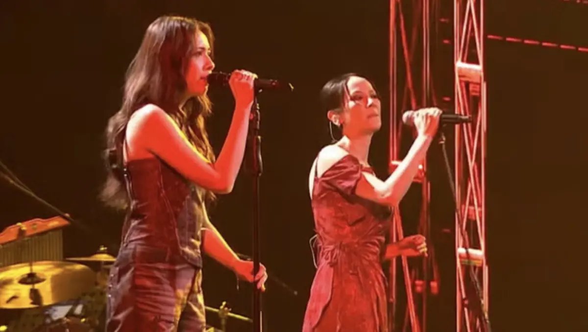 ▲告五人主唱犬青（左）今（28）日合體歌后楊乃文（右）在金曲獎頒獎典禮上合體飆唱〈愛人錯過〉，讓現場瞬間沸騰，成為大型KTV現場，同時直播聊天室中網友也全炸了，直呼：「根本是年度組合！」（圖／GMA 金曲獎頒獎典禮暨國際音樂節 Golden Melody Awards & Festival YouTube）