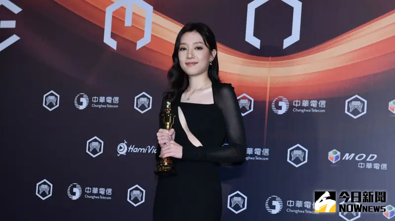 金曲獎／張貝芝領獎前換裝「胸前劃一刀」超心機！粉絲暴動：太辣