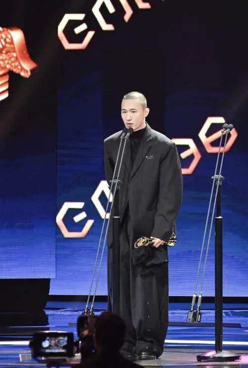 someshiit山姆過去去金曲獎幕後人員,本次終於換他拿獎回家。(圖/台視提供) ▲someshiit山姆過去去金曲獎幕後人員,本次終於換他拿獎回家。(圖/台視提供)