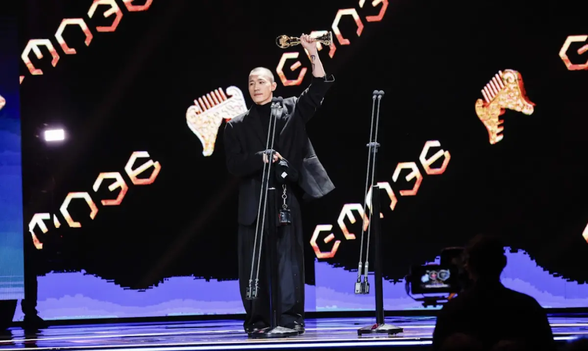 ▲本屆金曲獎最佳新人獎得主someshiit山姆，過去4年都是金曲獎的幕後工作人員，獲獎的他終於不用待在後台，而是站到舞台上向大家分享自己音樂的特色。（圖／台視提供）