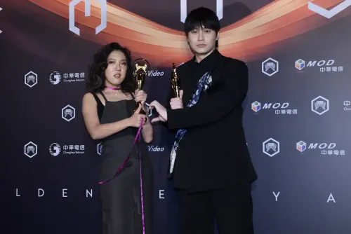 李竺芯拿下2025金曲獎最佳台語女歌手獎,陳以恆則勇奪最佳男歌手。(圖/NOWNEWS攝影中心) ▲李竺芯拿下2025金曲獎最佳台語女歌手獎,陳以恆則勇奪最佳男歌手。(圖/NOWNEWS攝影中心)