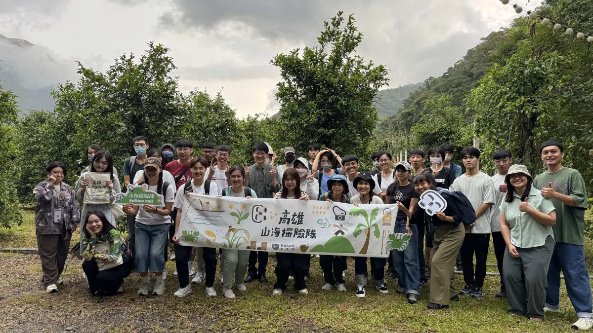 ▲青年局「山海探險隊」活動帶領學員走訪桃源區復興部落，局長林楷軒(二排中)與學員一同參與愛玉生態導覽。（圖／高市府青年局提供）