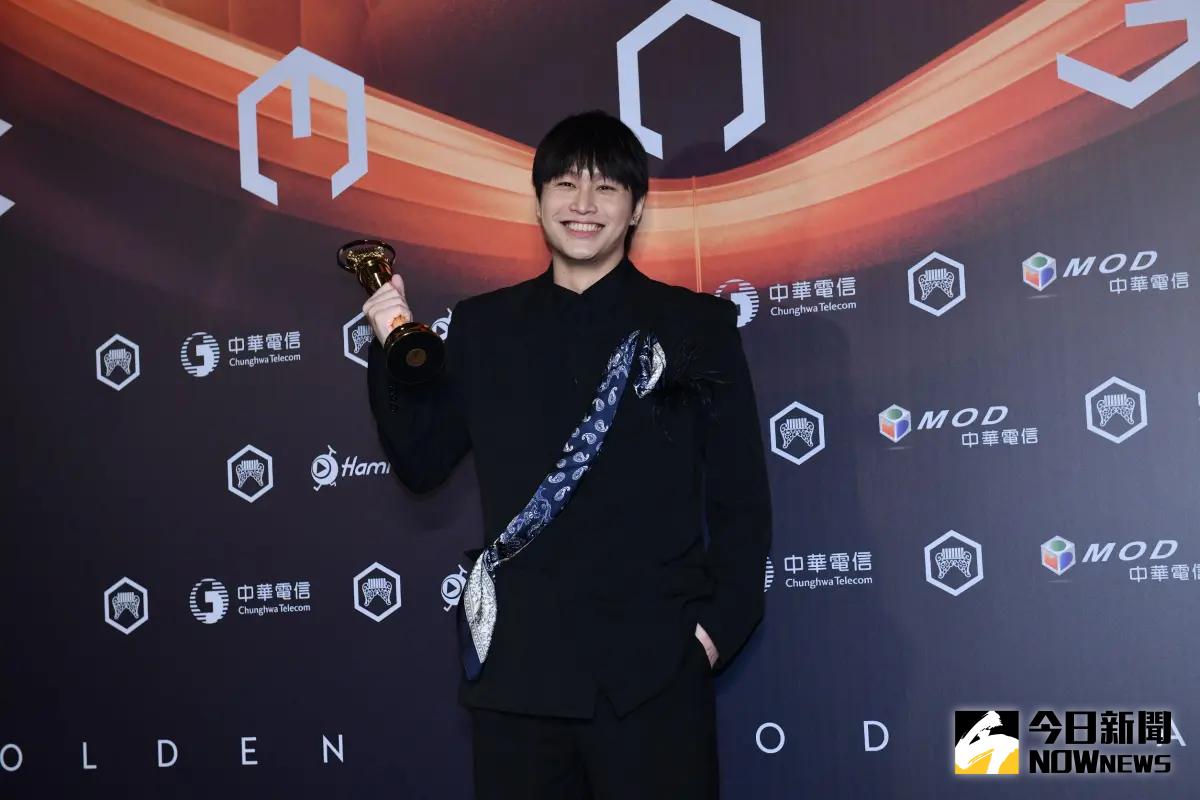 ▲陳以恆以《罐頭塔》拿下第36屆台語歌王，在台上他高喊「台灣獨立音樂萬歲」。（圖／NOWNEWS攝影中心）