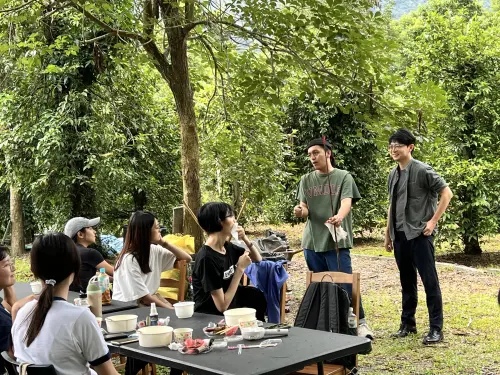 ▲青年局長林楷軒(右一)與學員一同前往桃源區復興部落,並在布農青年謝瑜璇(右二)的分享下,聆聽愛玉產業復育的經驗。(圖/高市府青年局提供) ▲青年局長林楷軒(右一)與學員一同前往桃源區復興部落,並在布農青年謝瑜璇(右二)的分享下,聆聽愛玉產業復育的經驗。(圖/高市府青年局提供)