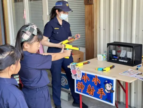 ▲高市警局婦幼隊舉辦「小小警察出任務」活動，設計闖關活，不僅吸引眾多他縣市的民眾參加，更有來自日本的小朋友齊來同樂。（圖／高市警局婦幼隊提供）