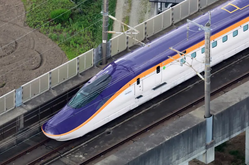 ▲日本今（28）日東北新幹線1列從東京出發的列車，在宮城縣附近行經仙台站至古川站之間時，與一隻熊發生碰撞，導致約5班列車誤點，2300位乘客受到影響。示意圖，非當事列車。（圖／美聯社／達志影像）